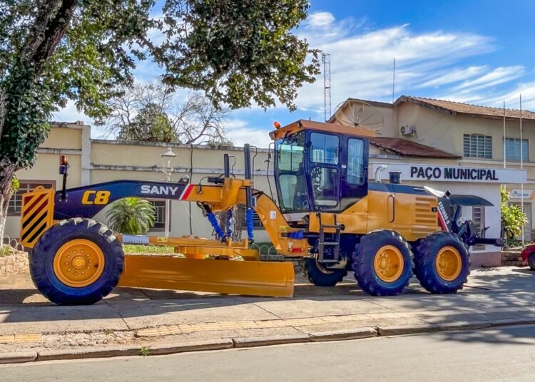 Tuiuti recebe nova motoniveladora para reforçar os serviços de infraestrutura e manutenção das estradas
